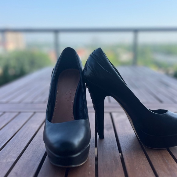 Vince Camuto Classic Black Platform Heels - Picture 1 of 5